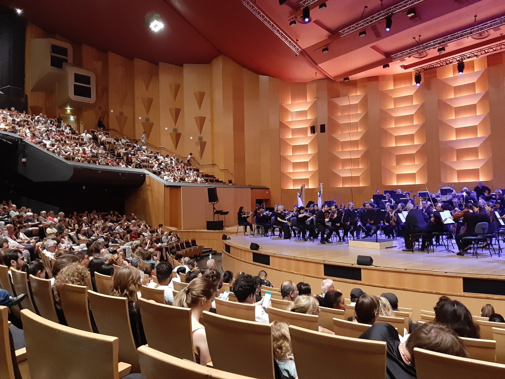Orchestre dans la salle de l'auditorium de Lyon